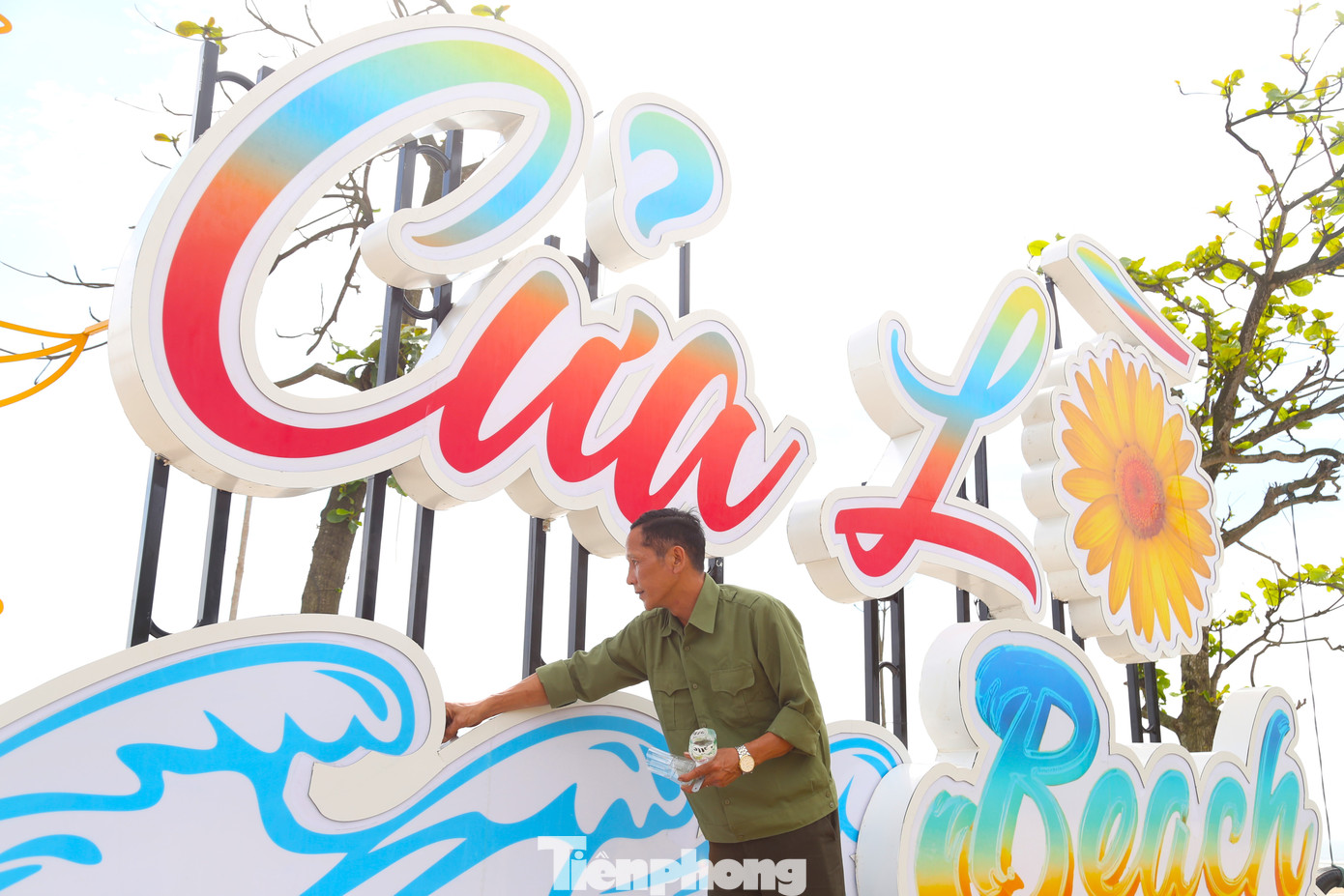 Theo ghi nhận, dọc các tuyến đường, công nhân đang đẩy nhanh tiến độ hoàn thành các điểm check-in, trang trí các tiểu cảnh để phục vụ du khách. Theo ghi nhận, dọc các tuyến đường, công nhân đang đẩy nhanh tiến độ hoàn thành các điểm check-in, trang trí các tiểu cảnh để phục vụ du khách.