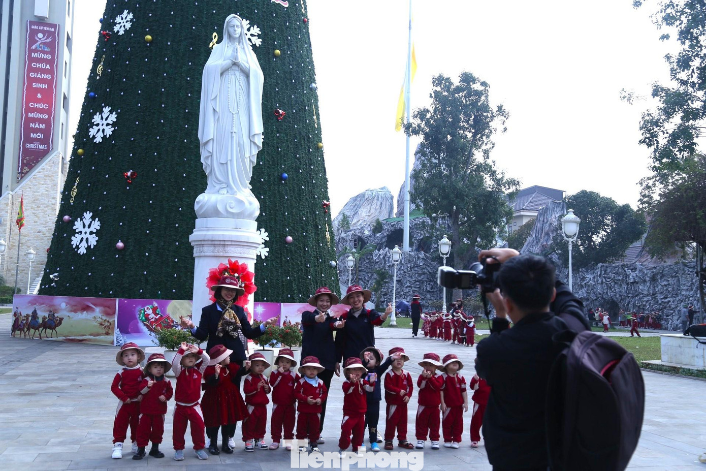 Nhiều em nhỏ trường Mầm non trên địa bàn TP Vinh lưu giữ khoảnh khắc bên cây thông 'khủng' Nhiều em nhỏ trường Mầm non trên địa bàn TP Vinh lưu giữ khoảnh khắc bên cây thông 'khủng'