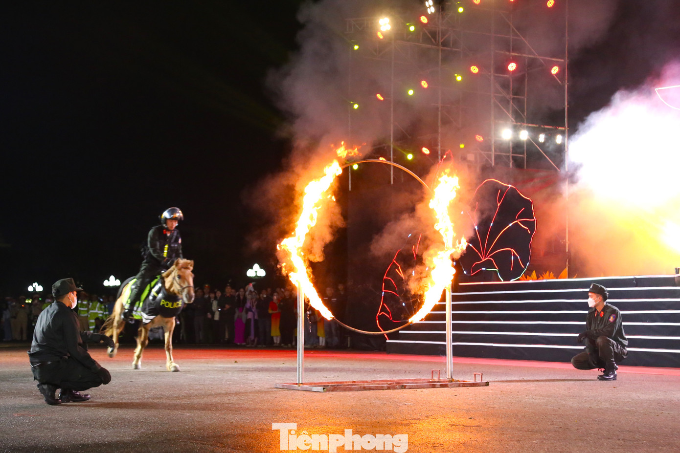 Chiến sỹ Cảnh sát cơ động Kỵ binh điều khiển ngựa vượt qua vòng lửa.