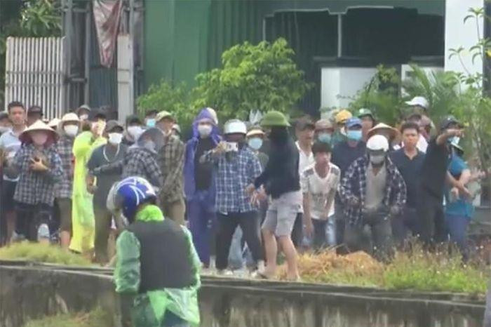 Bị một số đối tượng xấu kích động, người dân xóm Bình Thuận ra ngăn cản không cho giải phóng mặt bằng.