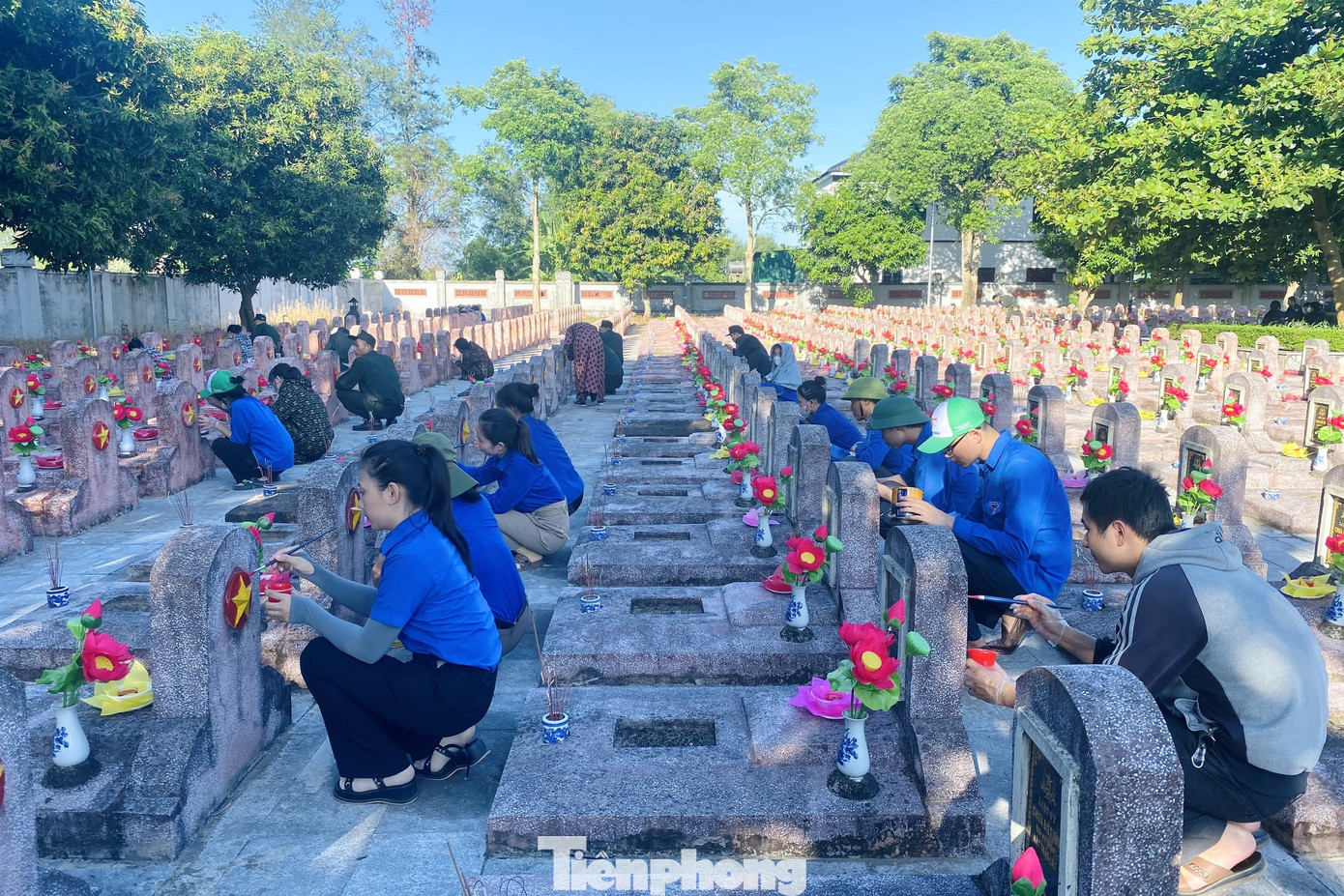 250 đoàn viên, thanh niên huyện Nghi Lộc và cán bộ, chiến sĩ Tiểu đoàn 1 thuộc Trung đoàn cảnh sát cơ động Bắc Trung Bộ tiến hành tổng dọn vệ sinh khuôn viên Nghĩa trang Liệt sĩ huyện Nghi Lộc; sơn sửa lại lá cờ Tổ quốc tại các phần mộ, bia mộ đã bị mờ; đồng thời chỉnh trang cắm hoa, thay chân hương và đặt nến tại các phần mộ,…