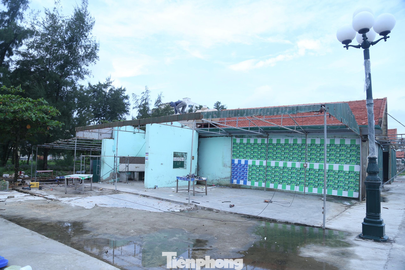 Ông Trần Minh Lương - Bí thư Đảng ủy phường Nghi Hương cho biết: “Sau khi được các cấp Đảng, chính quyền đối thoại, giải đáp những vấn đề còn vướng mắc, một số hộ kinh doanh đã tự nguyện tháo dỡ ki-ốt. Chính quyền đã huy động lực lượng bảo vệ dân số, thôn đội trưởng, trật tự đô thị giúp dân tháo dỡ, vận chuyển, tập kết các vật tư về nơi gia đình yêu cầu. Đến hết ngày hôm nay (22/9), đã có 3/56 ki-ốt trên địa bàn phường tự giác tháo dỡ, giải tỏa. Chính quyền địa phương rất hoan nghênh tinh thần tự giác, chấp hành chủ trương chung”.