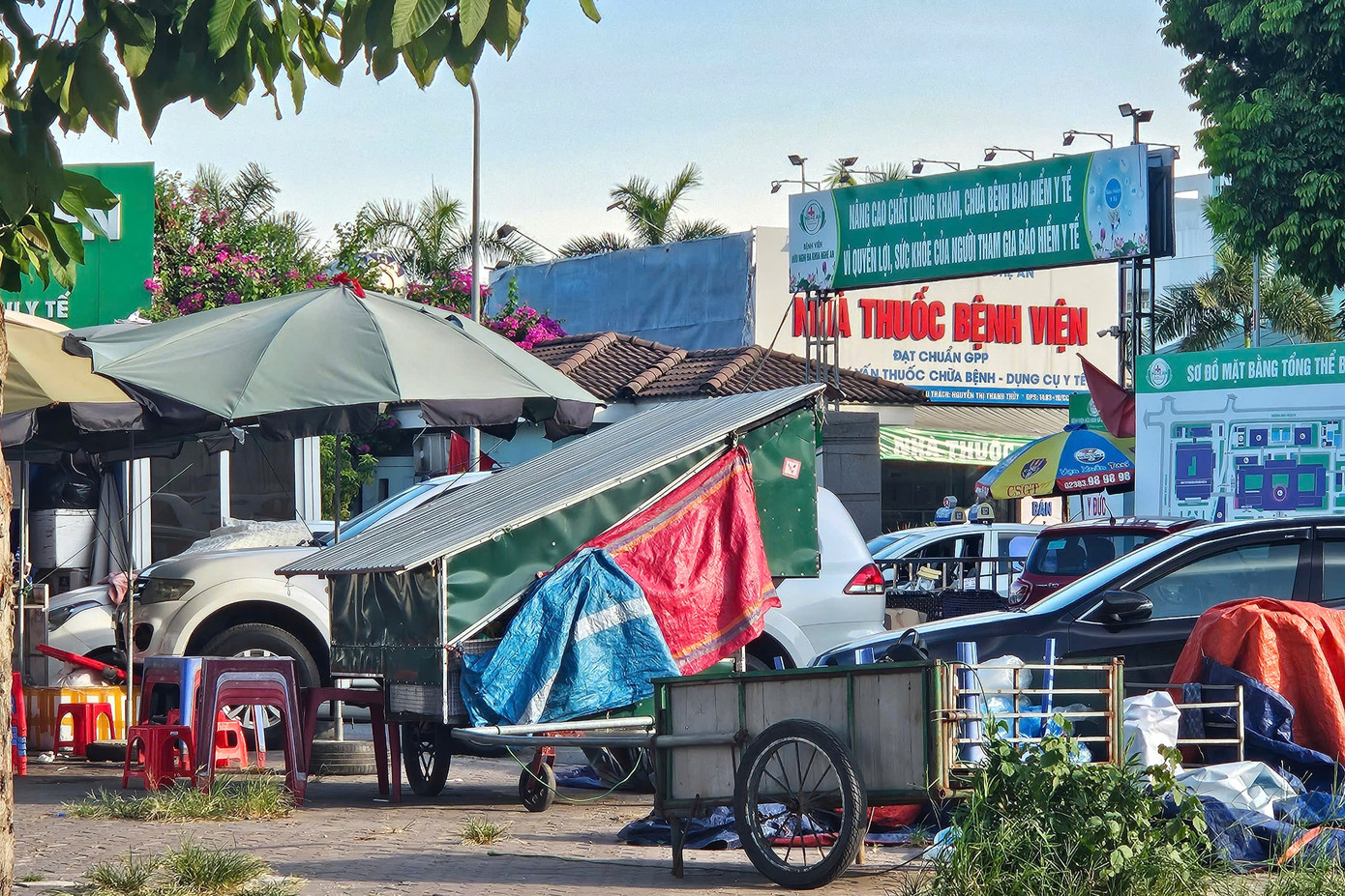 Ghi nhận của PV ngày 9/7, chỉ trên một đoạn đường dài chưa đến 100m dọc theo cổng ra vào của Bệnh viện Hữu nghị đa khoa Nghệ An, các hàng rong mọc lên nhiều chỗ bán nước, nơi bán đồ ăn bất chấp có biển “Khu vực cấm bán hàng rong, họp chợ”.