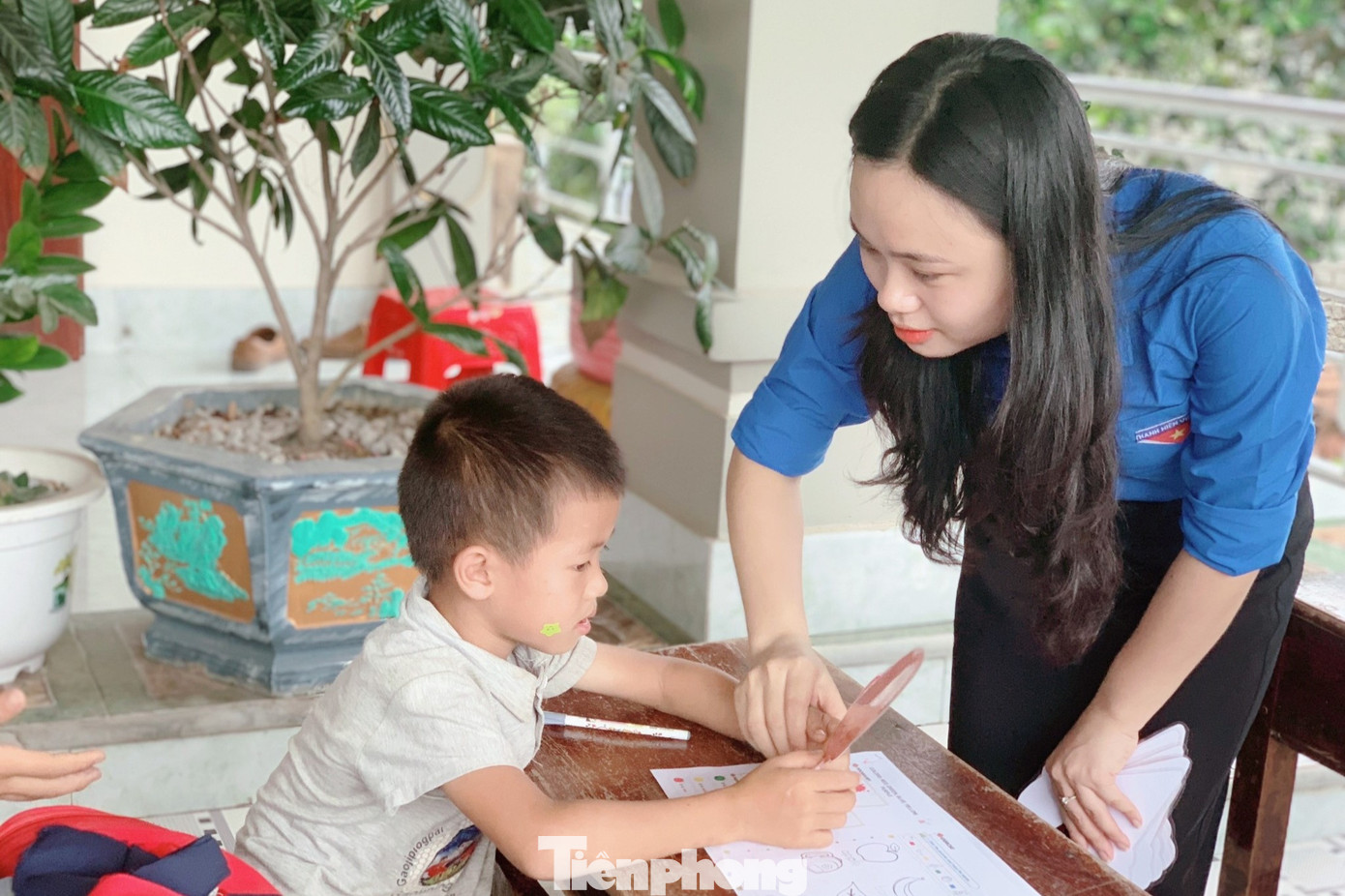 Tận tình hướng dẫn các em nhỏ