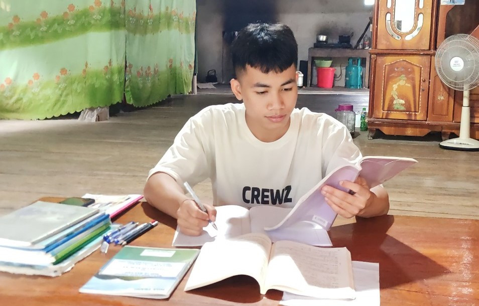 Vi Văn Tuấn là người đồng bào dân tộc Thái, em đạt thủ khoa khối C tỉnh Nghệ An với 28,75 điểm