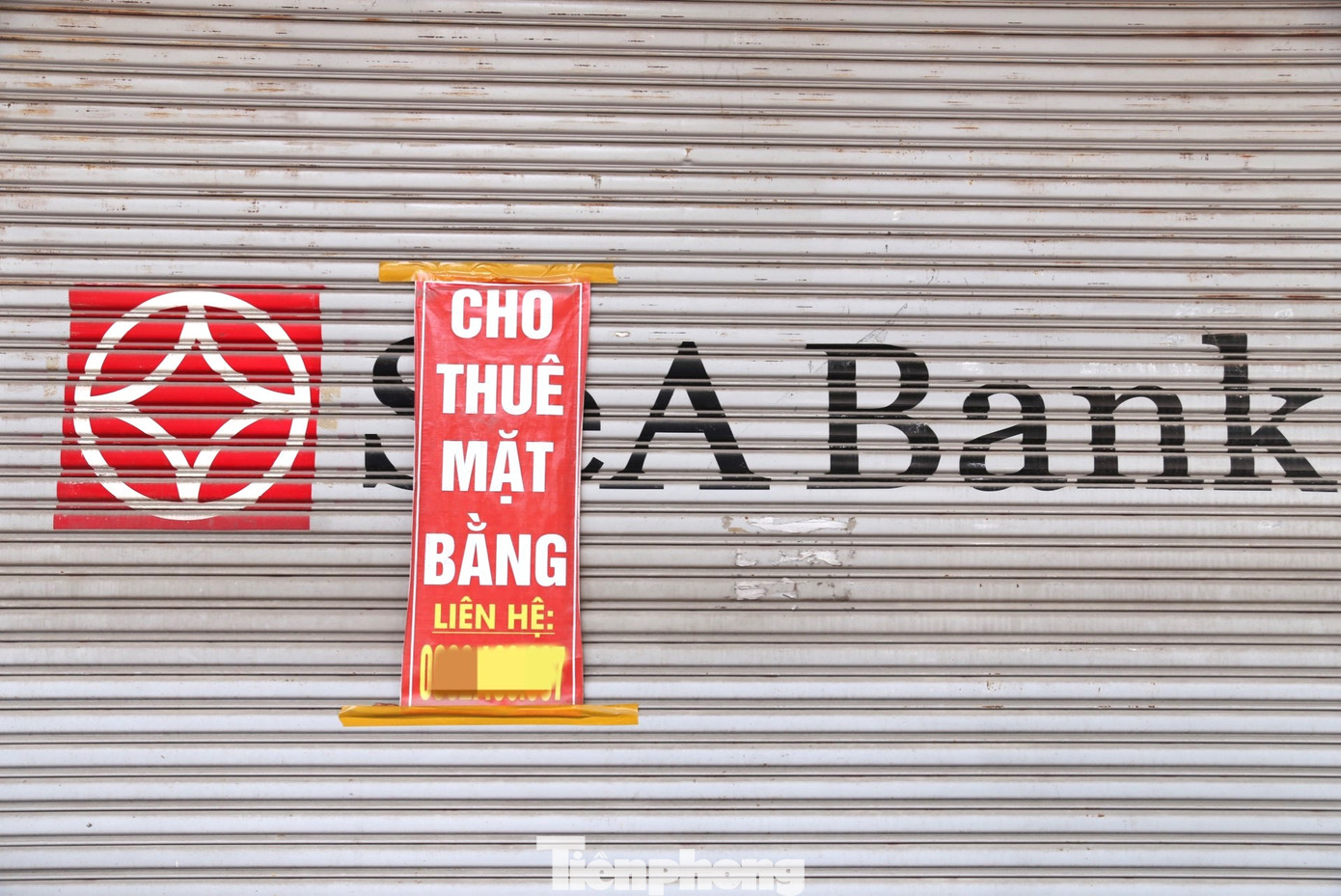 Không khó bắt gặp những tấm biển 'cho thuê nhà', 'cho thuê mặt bằng' trên những con phố lớn ở TP Vinh.