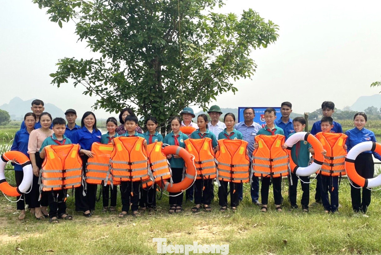 Hỗ trợ áo phao, phao cứu sinh cho các địa bàn vùng sâu vùng xa, vùng khó khăn.