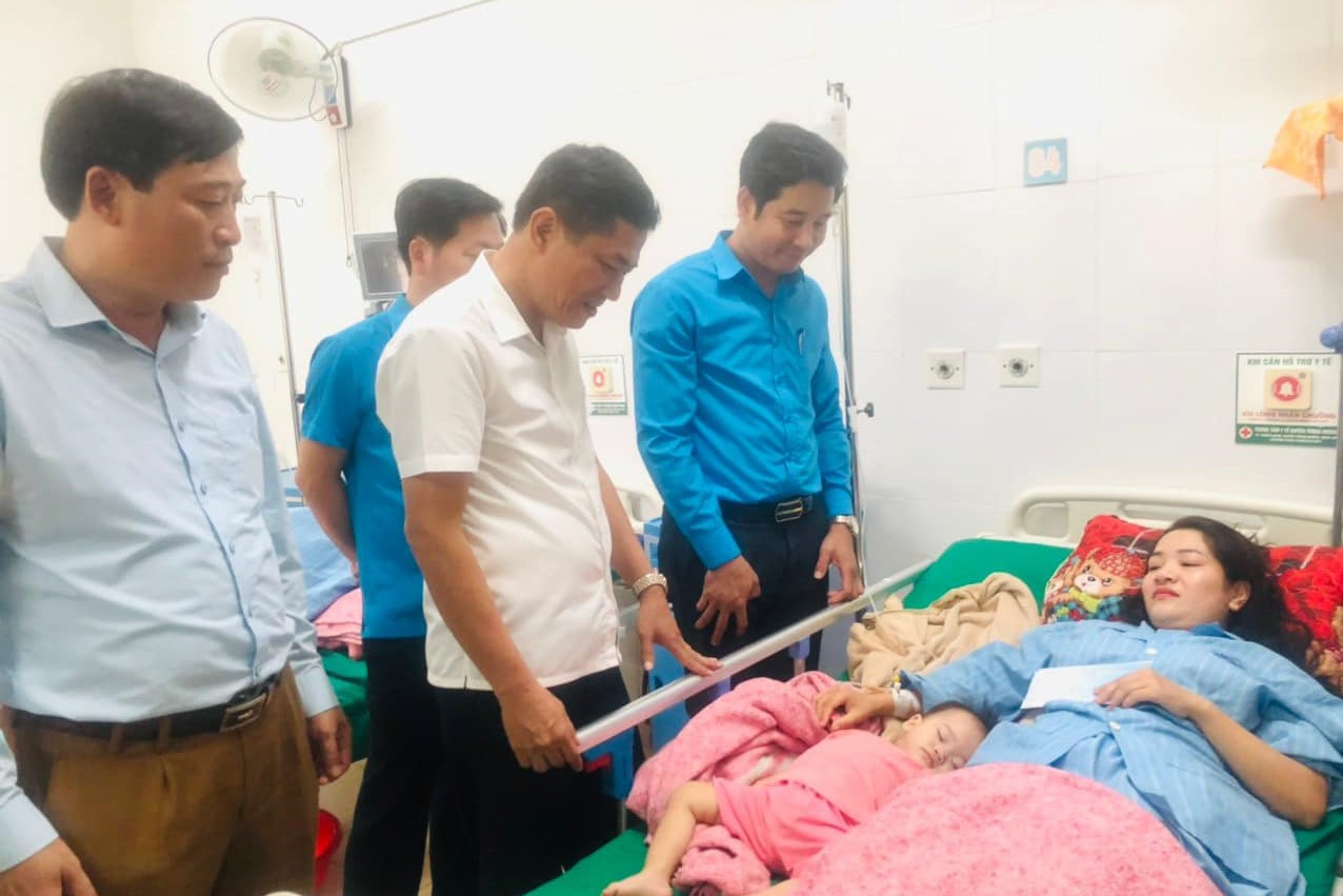 Ông Thái Văn Thành - Giám đốc Sở GD&ĐT tỉnh Nghệ An (áo trắng giữa) thăm hỏi, động viên giáo viên bị đất đá sạt lở vùi lấp Ông Thái Văn Thành - Giám đốc Sở GD&ĐT tỉnh Nghệ An (áo trắng giữa) thăm hỏi, động viên giáo viên bị đất đá sạt lở vùi lấp