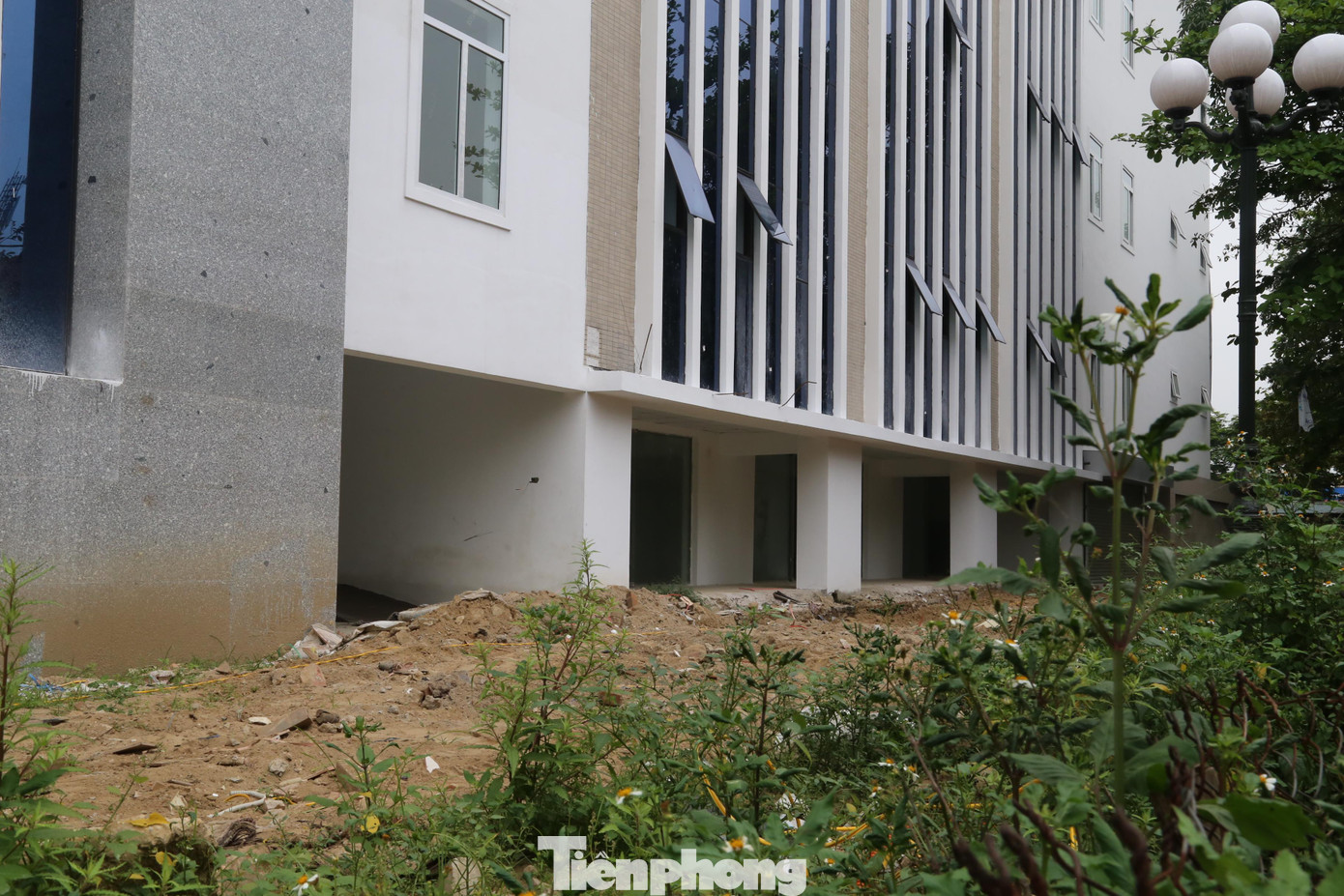 Một số hạng mục mà chủ đầu tư cho là đã hoàn thiện hiện vẫn còn dở dang, chưa được hoàn thiện.