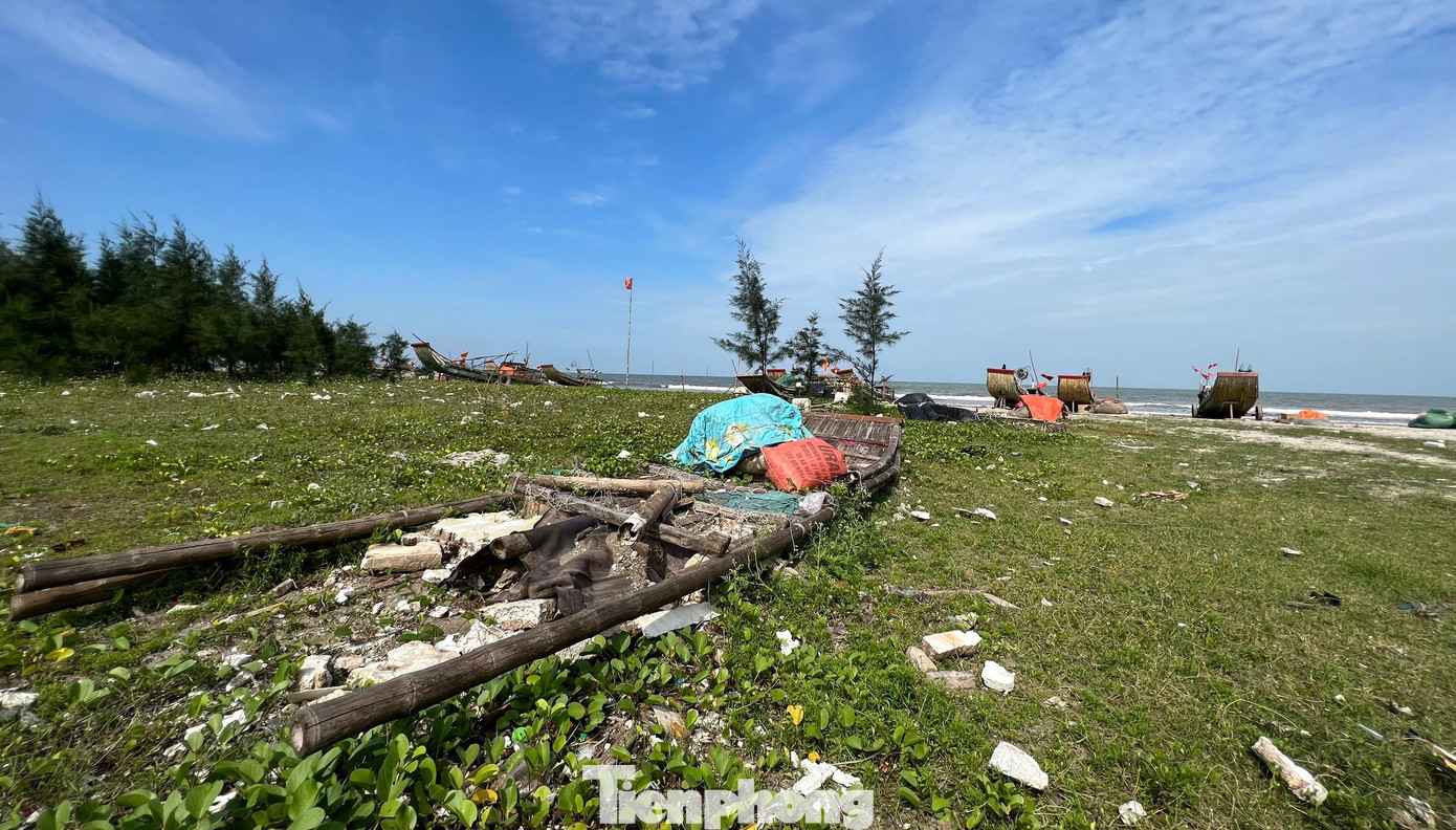 Những chiếc bè mảng cũ nát, hư hỏng nằm chỏng chơ dọc bờ biển xã Diễn Kim, huyện Diễn Châu.