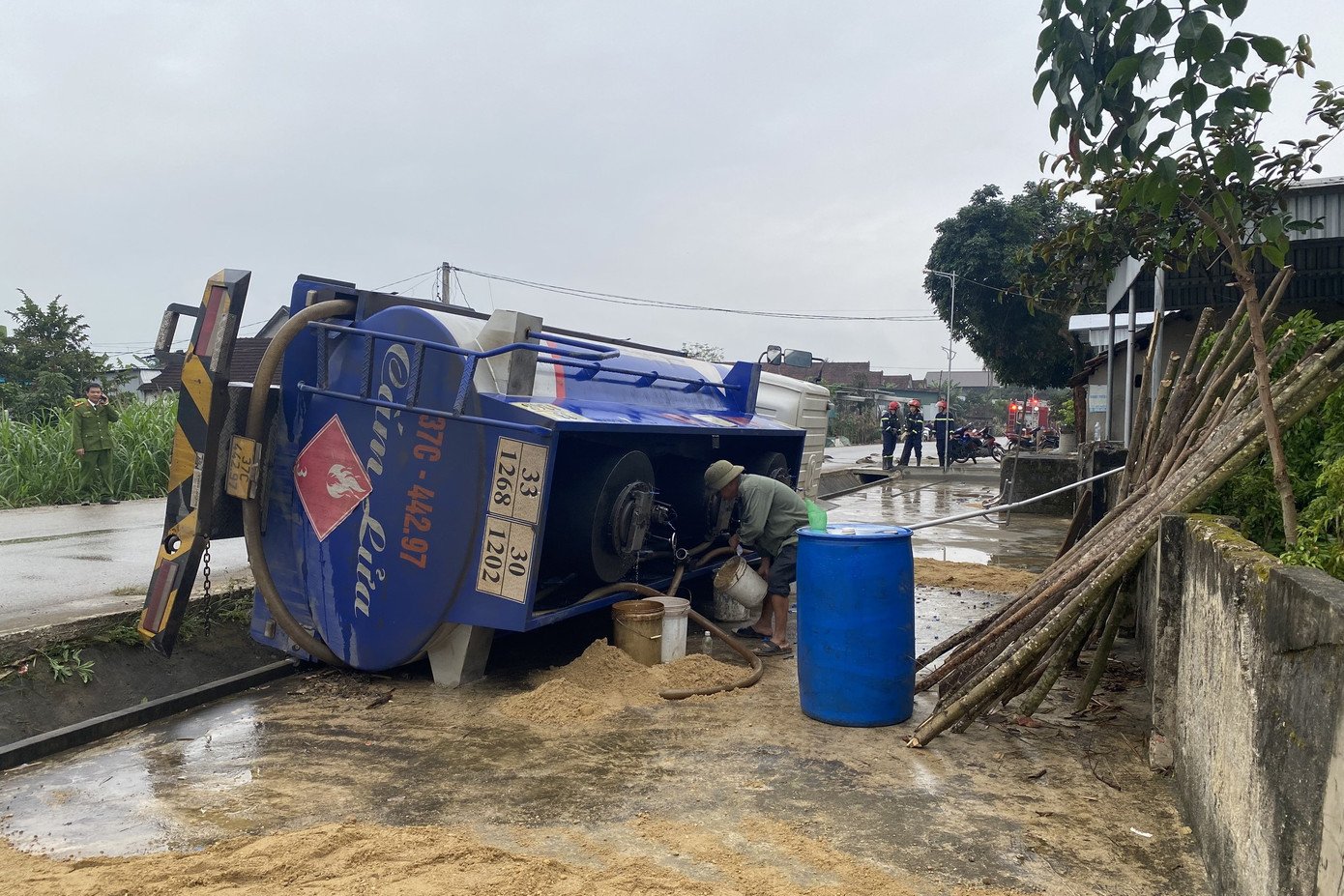 Xăng được rút ra khỏi bồn đề phòng sự cố cháy nổ