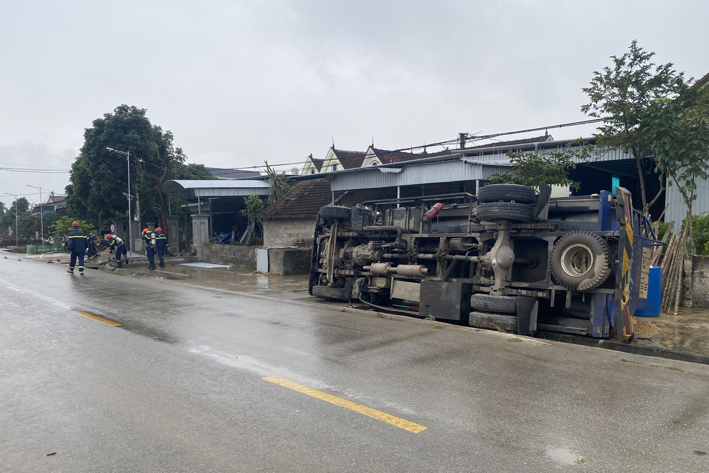 Chiếc xe bồn chở xăng bị lật