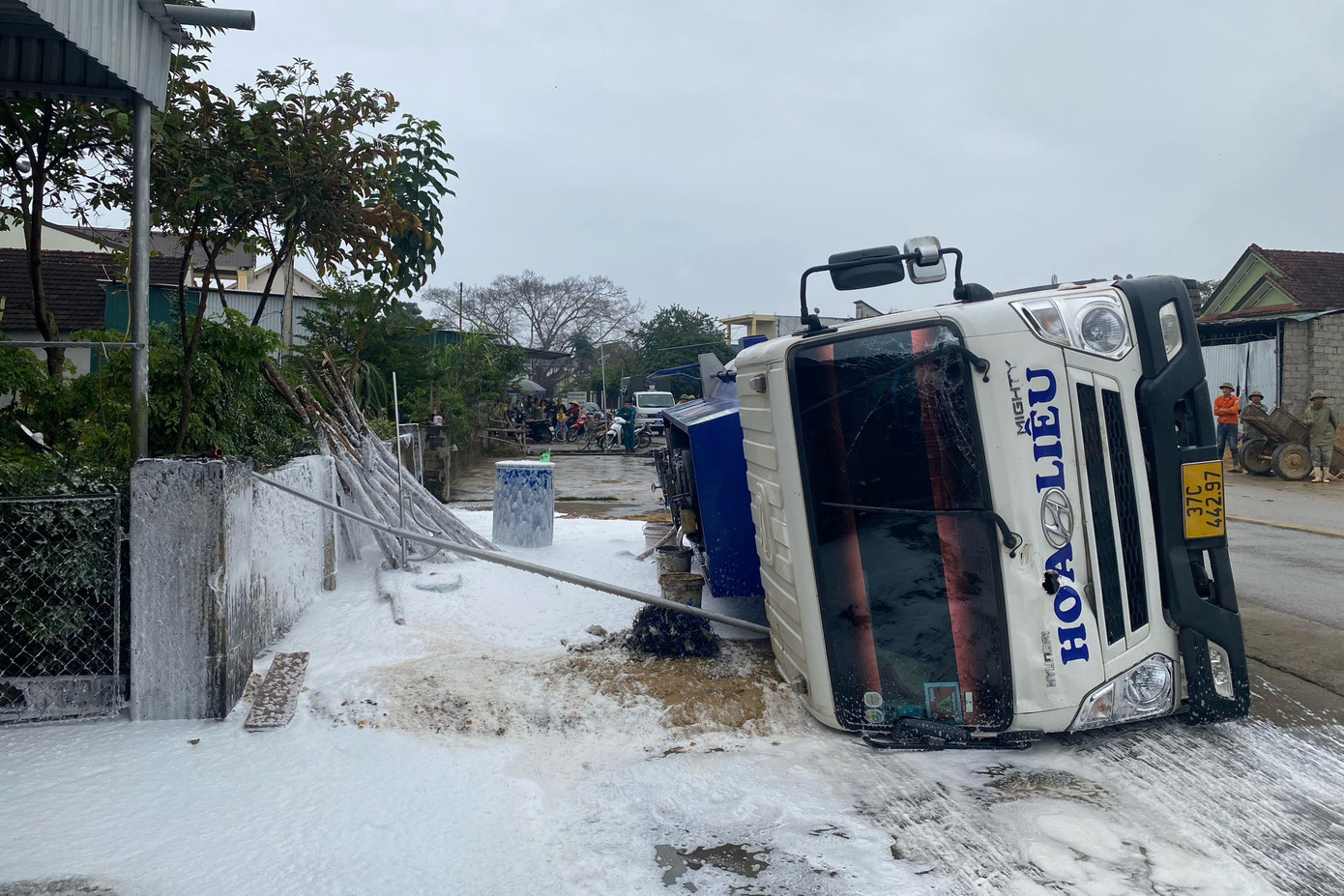 Người dân xung quanh phải tạm thời di dời đến khi xử lý hoàn toàn xong sự cố.