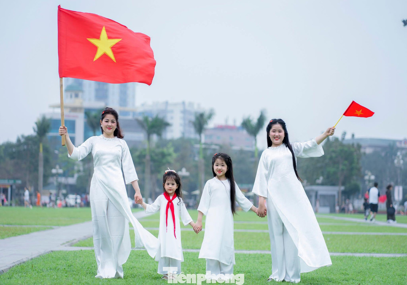 Những ngày này, khu vực Quảng trường Hồ Chí Minh (thành phố Vinh, Nghệ An) rộn ràng hơn bao giờ hết, khi hàng trăm người, đặc biệt là các bạn trẻ, đổ về chụp ảnh, ghi lại những khoảnh khắc ý nghĩa hướng tới kỷ niệm 50 năm ngày giải phóng miền Nam, thống nhất đất nước.