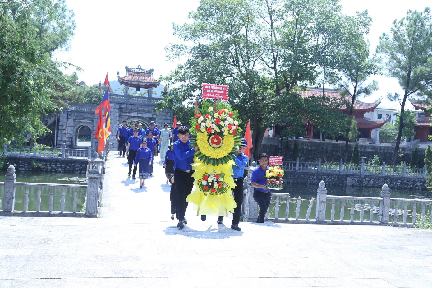 Cùng ngày, đoàn công tác đã đến dâng hoa, dâng hương tại Nghĩa trang Liệt sĩ quốc tế Việt – Lào (huyện Anh Sơn).