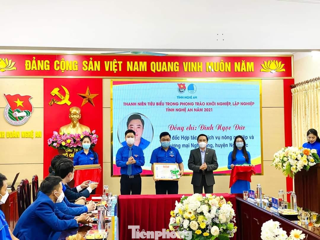 Anh Đinh Ngọc Đức là một trong 18 điển hình thanh niên vừa được Tỉnh đoàn Nghệ An tuyên dương “Thanh niên tiêu biểu trong phong trào khởi nghiệp, lập nghiệp tỉnh Nghệ An” năm 2021