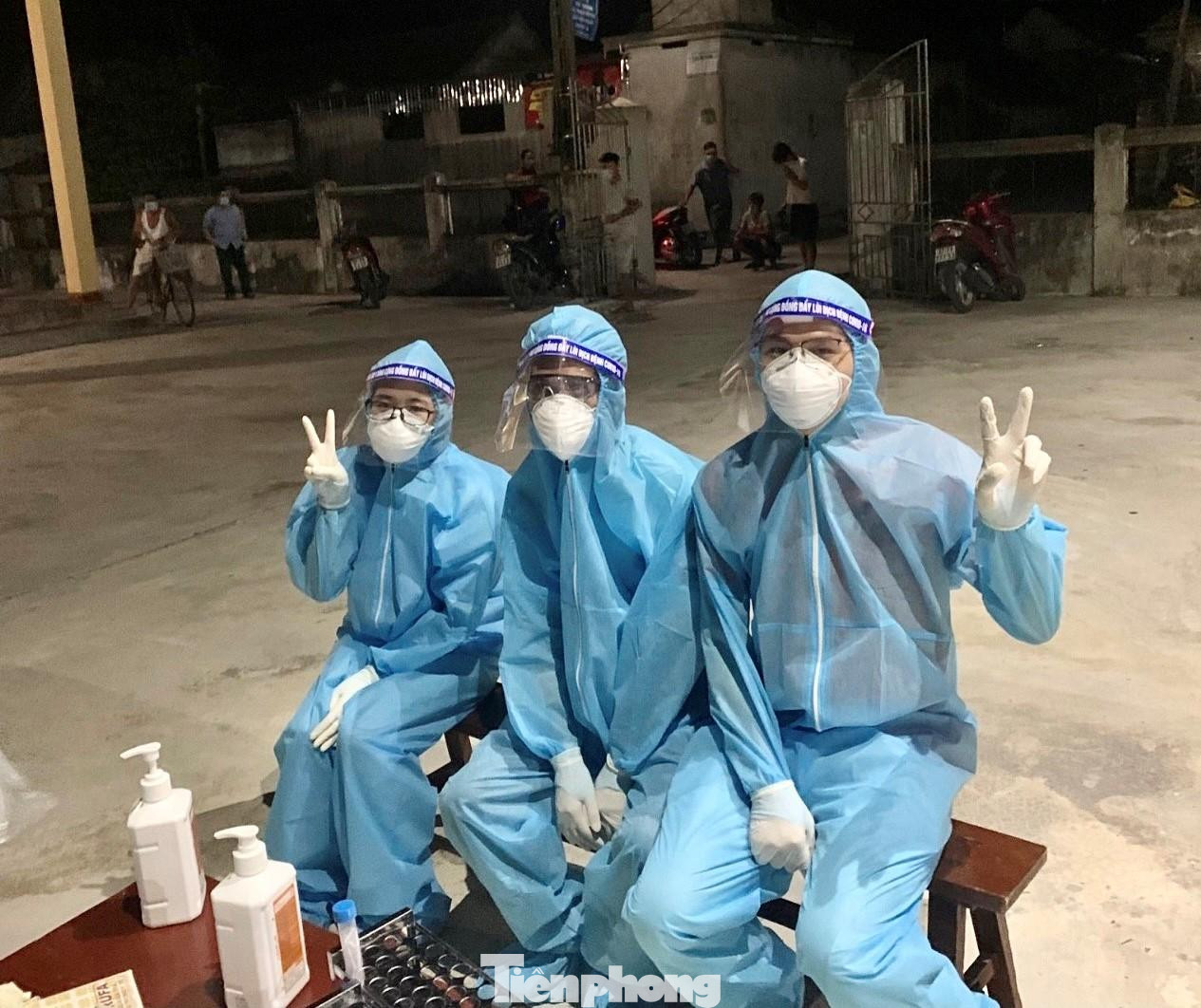 Nguyễn Đức Khang (ngoài cùng bên phải) tham gia hỗ trợ lấy hơn 6.000 F1 ở huyện Diễn Châu, Nghệ An.