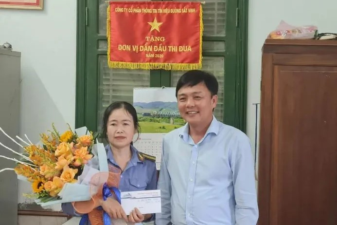 Lãnh đạo Tổng Công ty Đường sắt Việt Nam khen thưởng chị Hường. Lãnh đạo Tổng Công ty Đường sắt Việt Nam khen thưởng chị Hường.