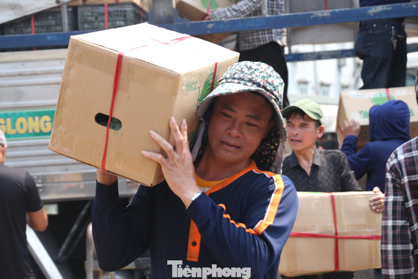 Làm việc giữa trời nắng nóng hơn 40 độ, sân bê tông hấp nhiệt, lại phải bốc vác hàng hóa nặng như muốn vắt kiệt sức người. Làm việc giữa trời nắng nóng hơn 40 độ, sân bê tông hấp nhiệt, lại phải bốc vác hàng hóa nặng như muốn vắt kiệt sức người.