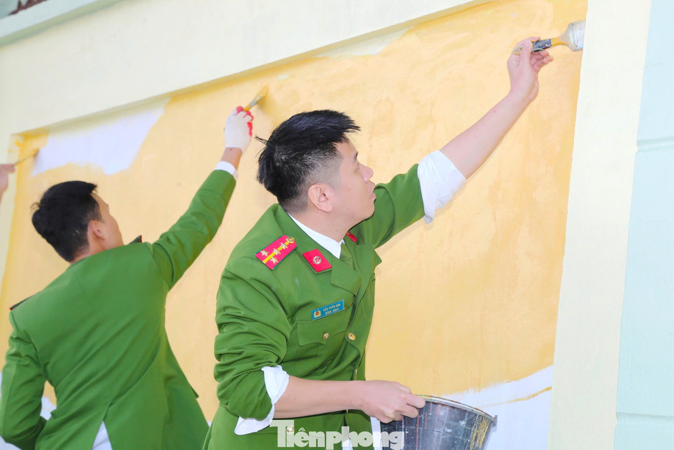 Đoàn viên, thanh niên Công an tỉnh Nghệ An sơn tường vẽ tranh.