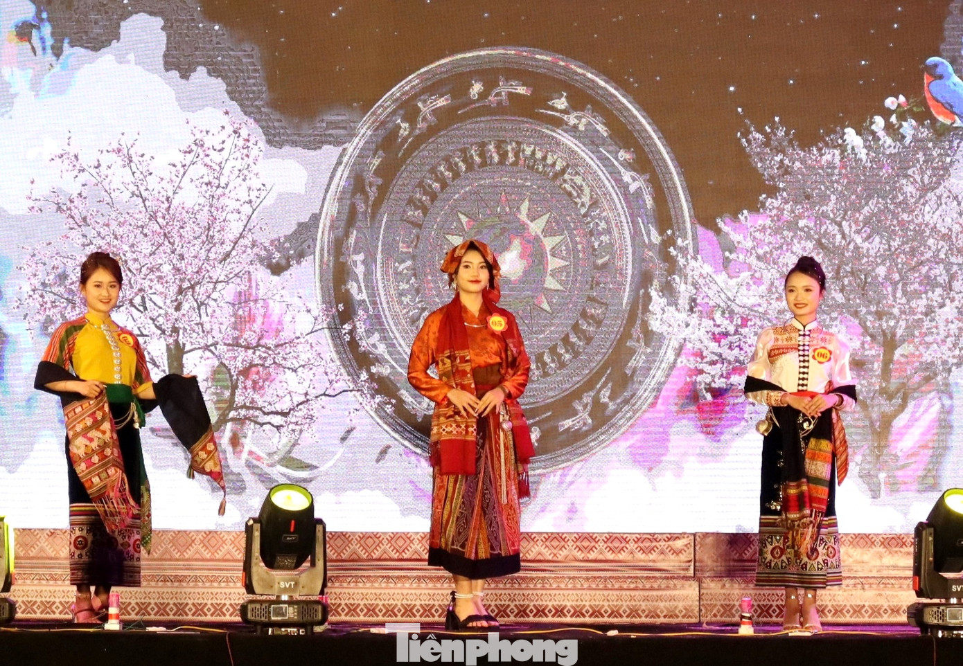 Năm nay, Ban tổ chức cuộc thi đã lựa chọn được 27 gương mặt tham gia đêm chung kết, đến từ 12 xã, thị trấn và trường THPT huyện Quỳ Châu. Tại đây, các người đẹp phải trải qua các phần thi như: màn chào hỏi, trang phục tự chọn, trang phục dân tộc, ứng xử.