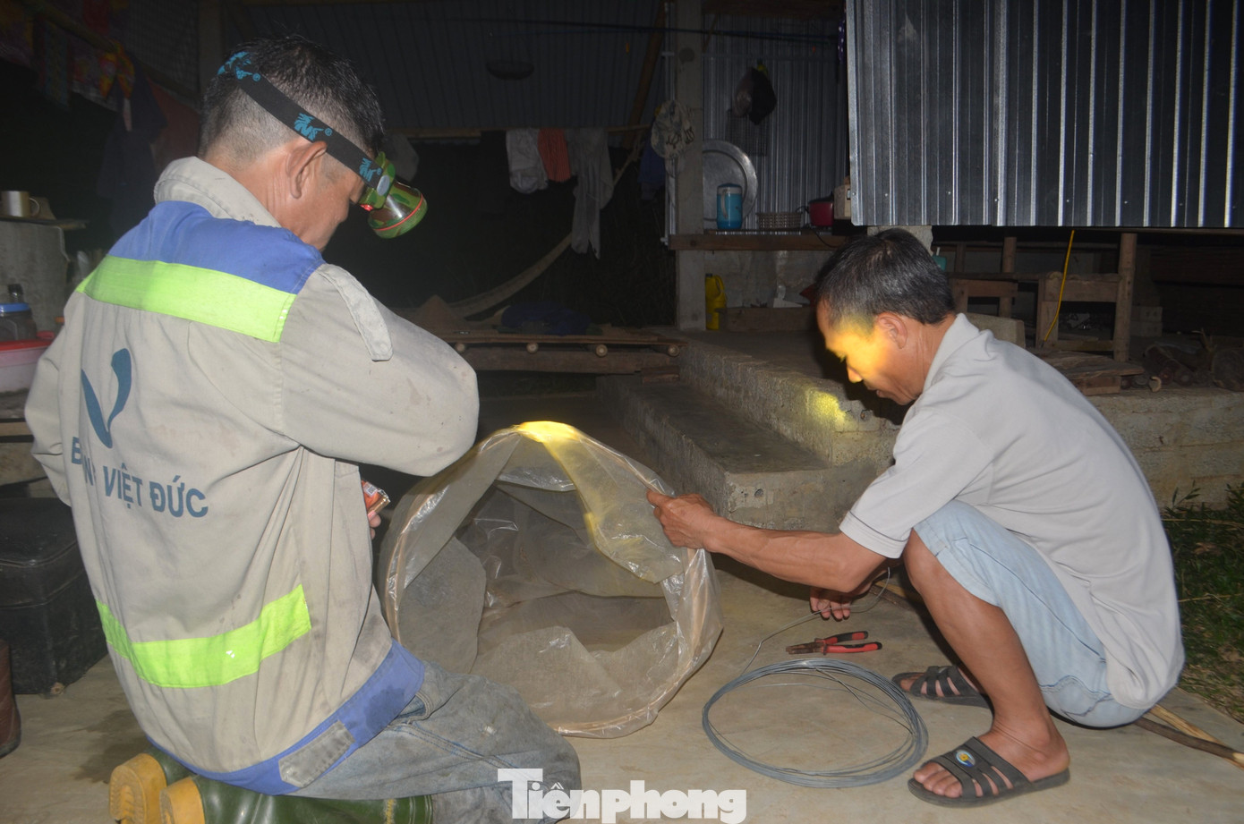 Để bắt châu chấu, người dân tự làm những chiếc vợt thủ công