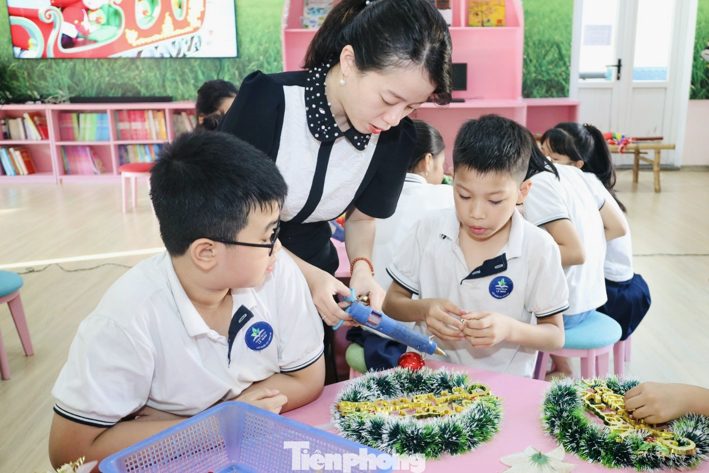 Cô Ngô Tôn Khánh Linh, giáo viên trường Tiểu học Lê Mao, TP Vinh chia sẻ: “Đây là lần đầu tiên, các em học sinh được trải nghiệm tự tay làm các món quà nhỏ xinh, với mong muốn gửi đến các bạn nhỏ cùng trang lứa có hoàn cảnh khó khăn một mùa Giáng sinh ấm áp, an lành và ngập tràn tình yêu thương. Hoạt động cũng góp phần tạo được sự gắn kết, giúp các em biết sẻ chia với các bạn có hoàn cảnh khó khăn”.