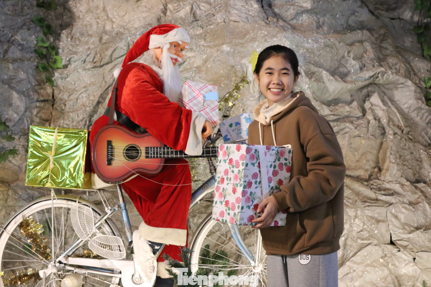 Khu vực tiểu cảnh ông già Noel đạp xe đi tặng quà thu hút nhiều người tới chụp ảnh