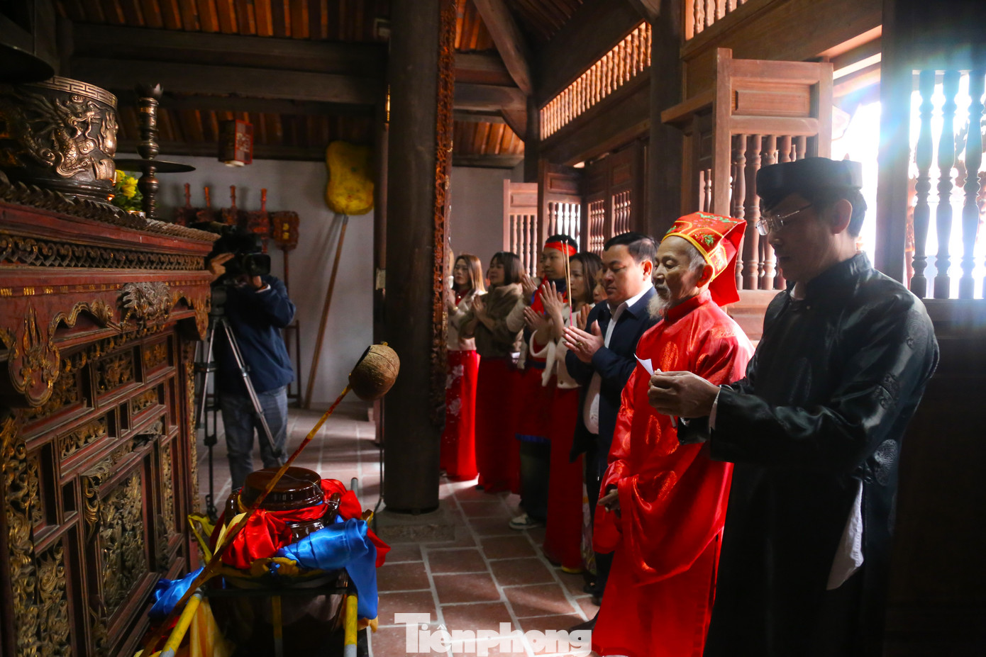 Sau phần nghi lễ dâng hương, chum nước được đưa đến đặt trước chính điện, nơi có tượng vua Mai Hắc Đế. Chum nước sẽ được sử dụng để lau rửa ban thờ, đồ tế khí trong đền. Sau phần nghi lễ dâng hương, chum nước được đưa đến đặt trước chính điện, nơi có tượng vua Mai Hắc Đế. Chum nước sẽ được sử dụng để lau rửa ban thờ, đồ tế khí trong đền.