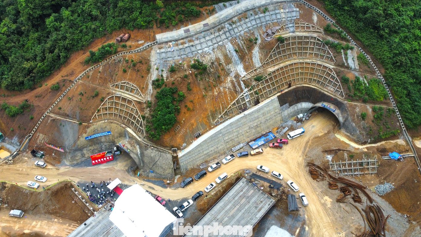 Theo kế hoạch đề ra, trong giai đoạn 1, các nhà thầu xây dựng hoàn chỉnh ống hầm nhánh phải để khai thác 2 chiều, xây dựng vỏ hầm và hệ thống thoát nước ngầm cho ống trái để đóng vai trò là hầm thoát hiểm. Giai đoạn 2 sẽ hoàn thiện toàn bộ hầm theo quy mô hoàn chỉnh với 6 làn xe cơ giới.