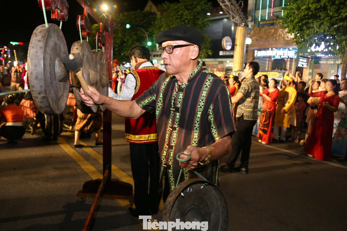 Đối với đồng bào các dân tộc thiểu số ở miền Tây xứ Nghệ, cồng chiêng được xem là báu vật, biểu tượng cho quyền lực linh thiêng. Giữ hồn cồng chiêng cũng chính là gìn giữ sợi dây "thanh âm huyền bí" trong các nghi lễ, lễ hội... Đối với đồng bào các dân tộc thiểu số ở miền Tây xứ Nghệ, cồng chiêng được xem là báu vật, biểu tượng cho quyền lực linh thiêng. Giữ hồn cồng chiêng cũng chính là gìn giữ sợi dây "thanh âm huyền bí" trong các nghi lễ, lễ hội...