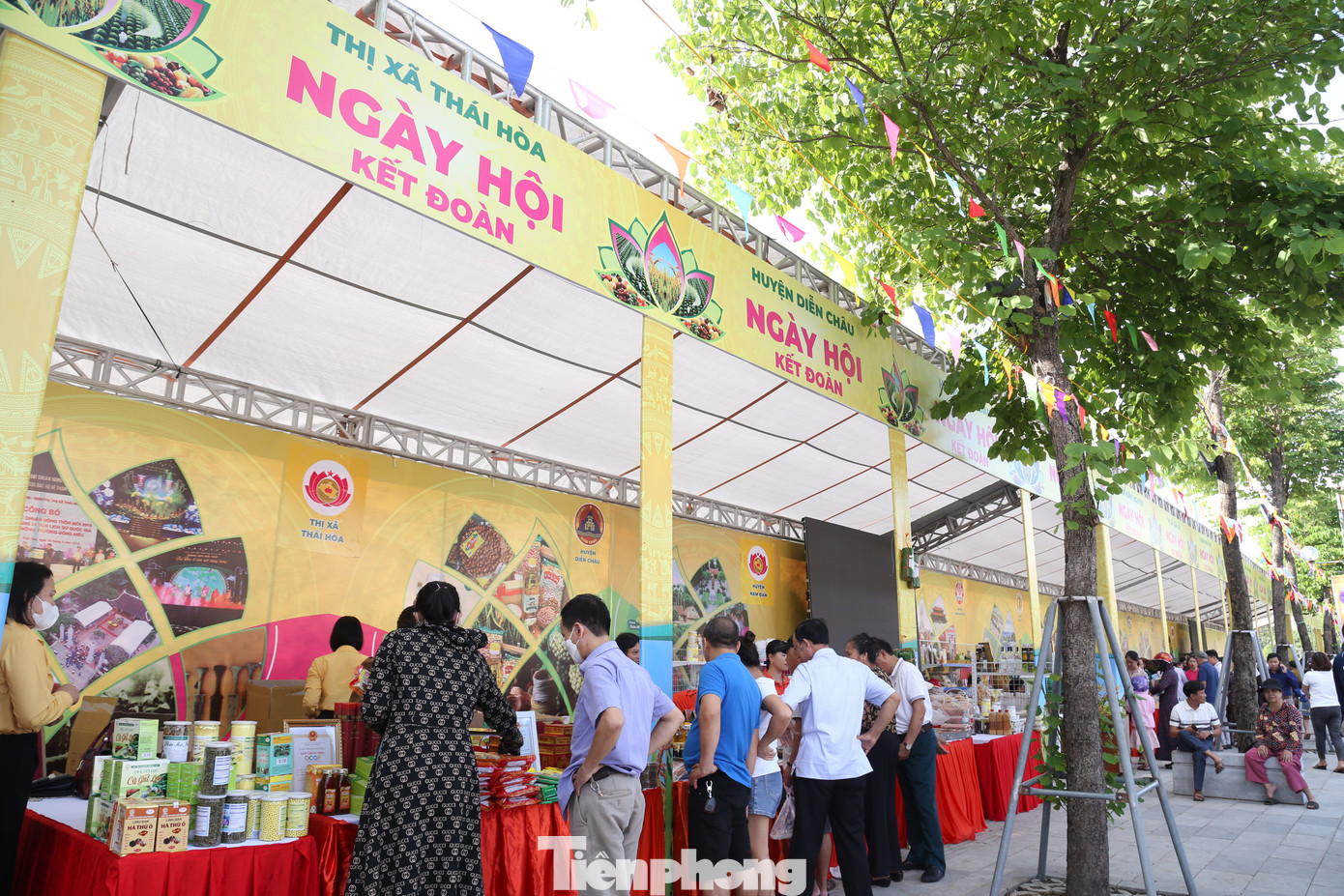 Từ ngày 10 - 12/11, tại TP Vinh diễn ra chương trình “Ngày hội kết đoàn” tỉnh Nghệ An năm 2023, khai trương trưng bày các sản phẩm đặc trưng vùng miền. Đây là hoạt động mở đầu cho chương trình “Ngày hội kết đoàn” lần đầu tiên tổ chức với quy mô cấp tỉnh Nghệ An. Từ ngày 10 - 12/11, tại TP Vinh diễn ra chương trình “Ngày hội kết đoàn” tỉnh Nghệ An năm 2023, khai trương trưng bày các sản phẩm đặc trưng vùng miền. Đây là hoạt động mở đầu cho chương trình “Ngày hội kết đoàn” lần đầu tiên tổ chức với quy mô cấp tỉnh Nghệ An.