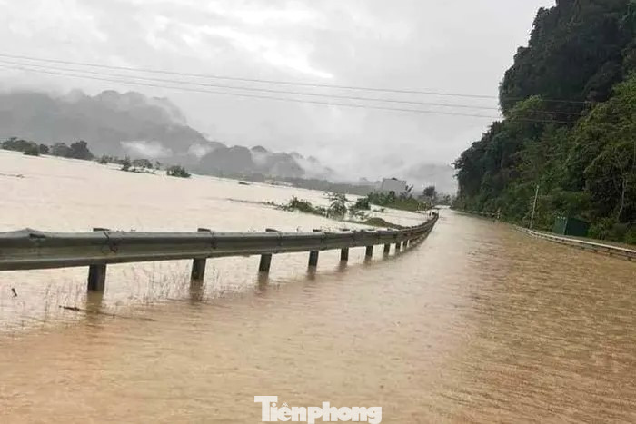 Quốc lộ 48 ngập trong nước, giao thông tê liệt.