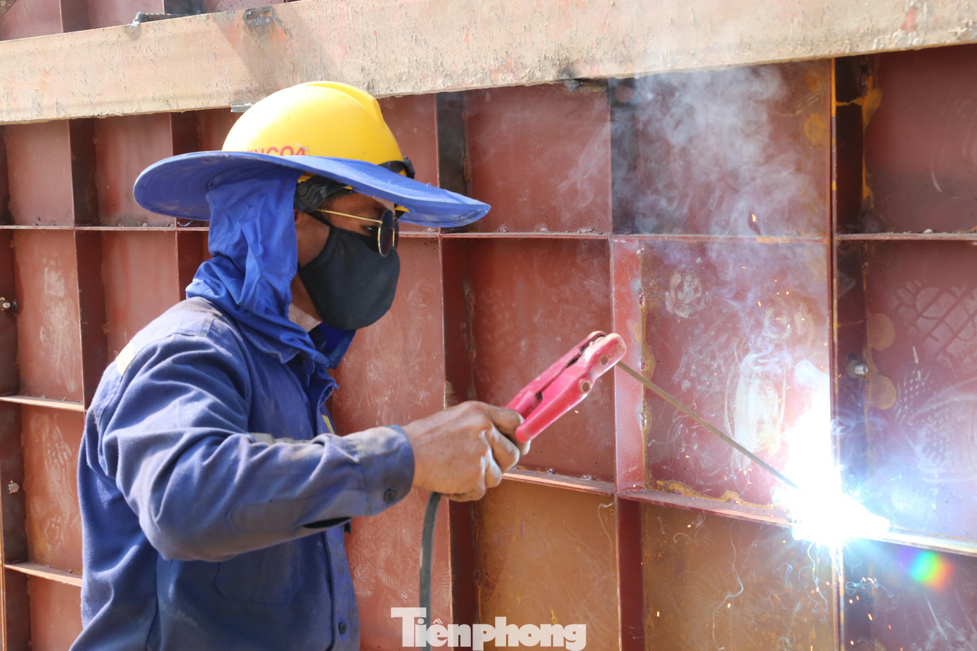 Công nhân tập trung làm việc