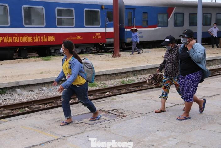 Thời gian đi tàu từ ga Tháp Chàm đến ga Vinh mất hơn một ngày nên cả 4 mẹ con đều khá mệt mỏi, tuy nhiên ai cũng phấn khởi vì đã được về đến quê nhà an toàn.