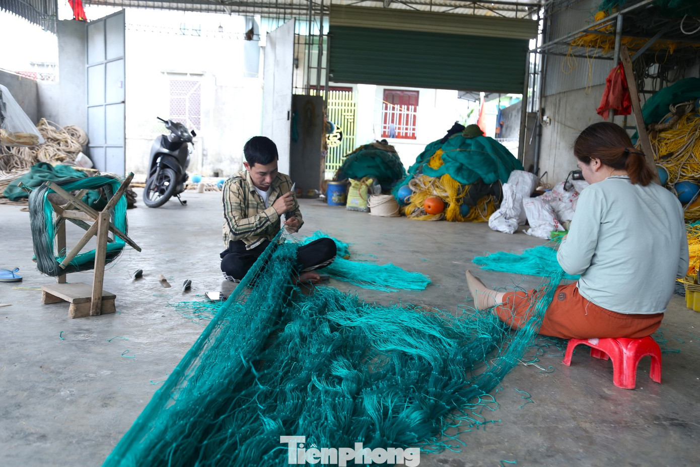 Cơ sở sản xuất của anh Lộc giải quyết việc làm cho 6-8 lao động, chủ yếu là thanh niên.