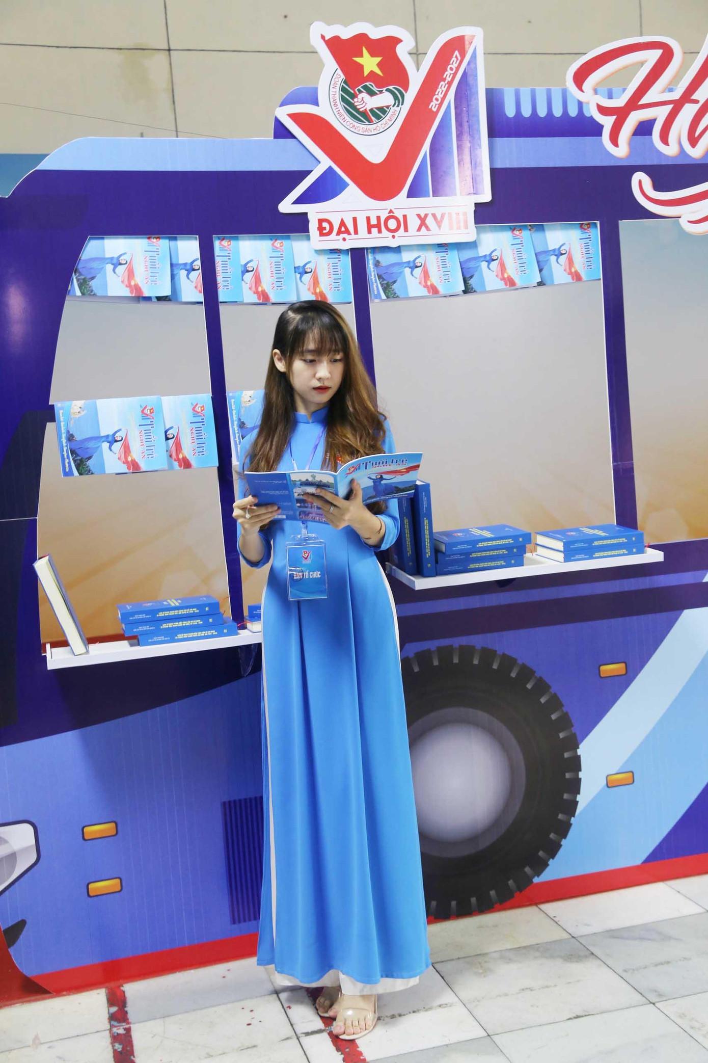 Bạn Nguyễn Thị Ngân (SN 2002), ngành Tài chính ngân hàng trường Đại học Vinh duyên dáng trong tà áo dài.