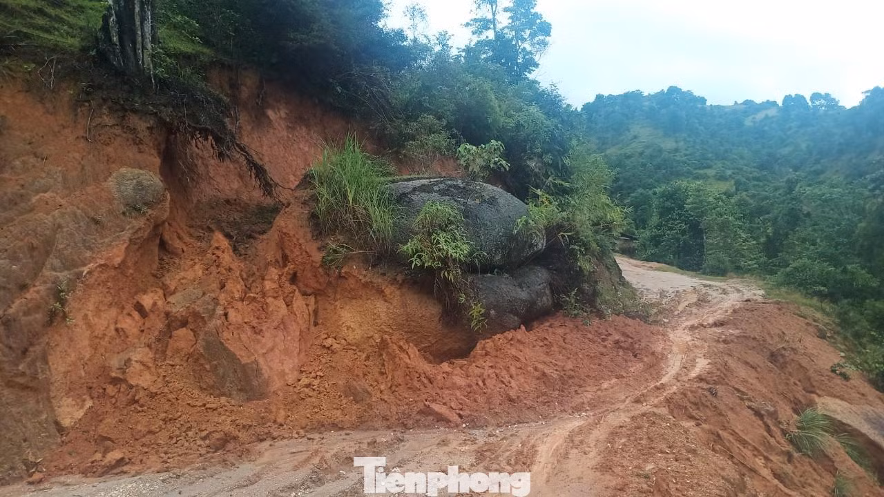 Một điểm sạt lở trên đường vào điểm trường