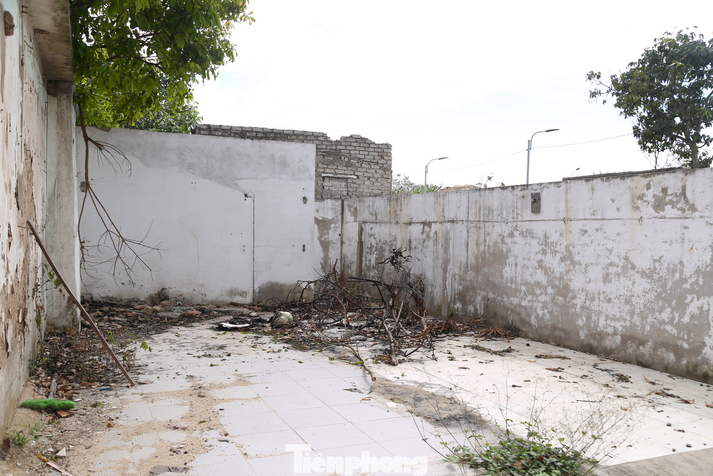 Khung cảnh ngổn ngang...