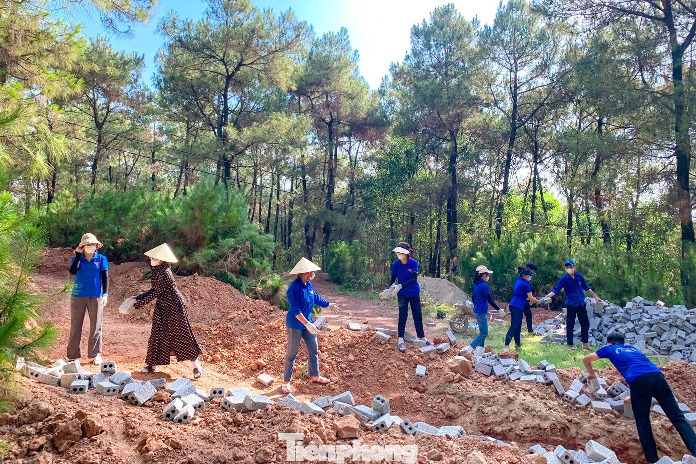 Từ sáng sớm, gần 30 đoàn viên thanh niên xã Diễn Thọ, huyện Diễn Châu, Nghệ An đã có mặt tại khu vực xây dựng hầm hào công sự phục vụ cho diễn tập khu vực phòng thủ.