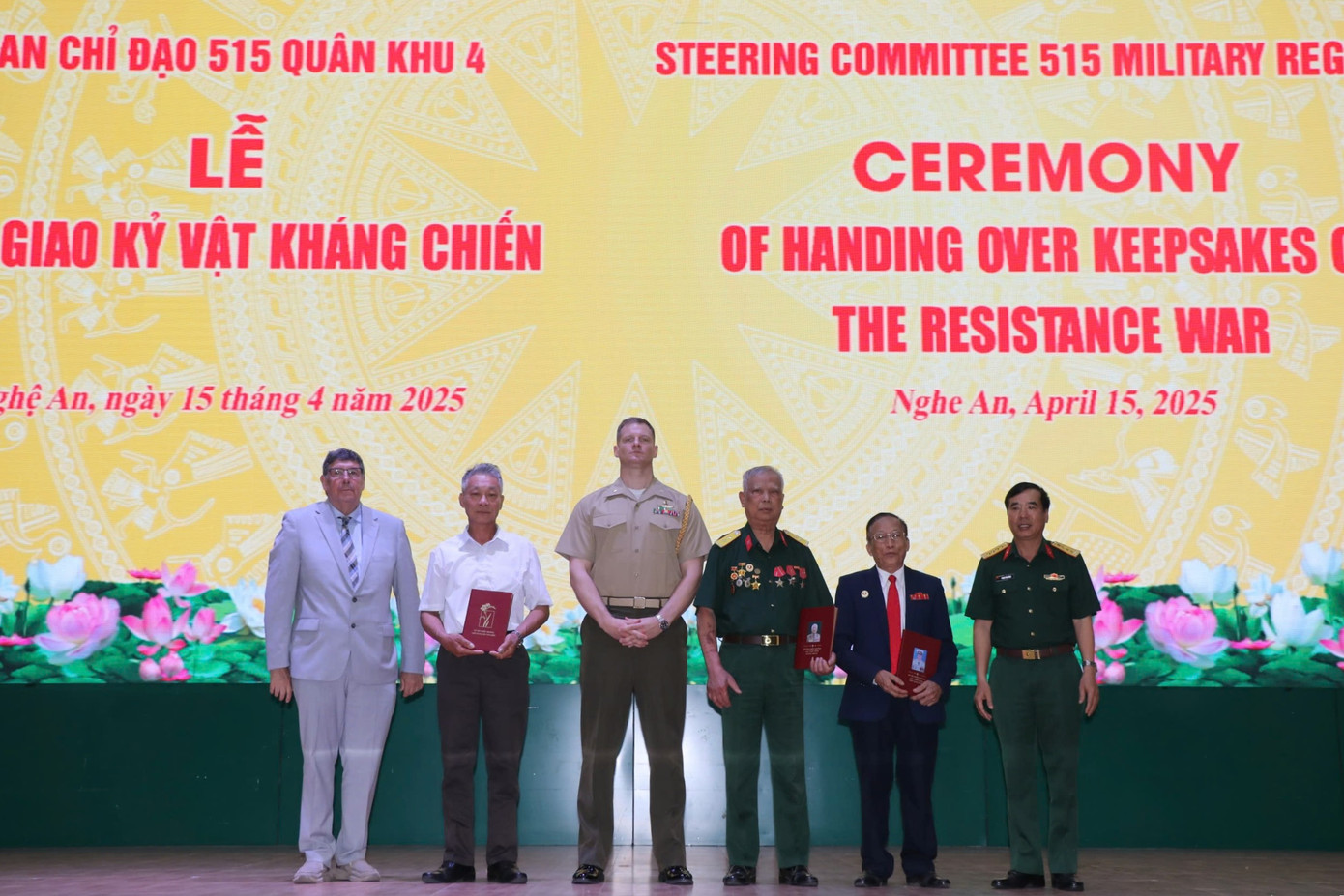 Bàn giao kỷ vật cho các cựu chiến binh và thân nhân gia đình liệt sỹ