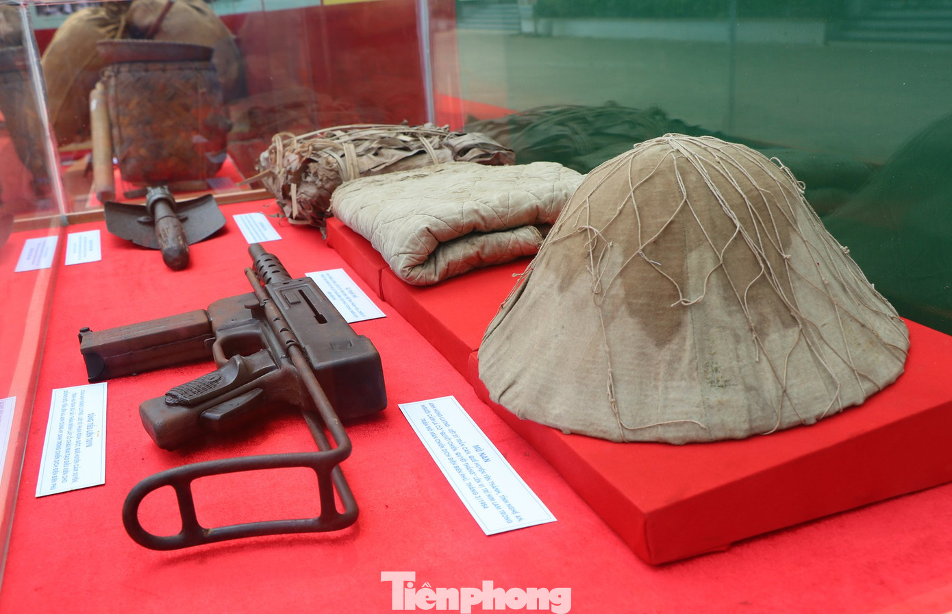 Súng, chiếc mũ cối, áo trấn thủ,... được sưu tầm, trưng bày tại triển lãm.