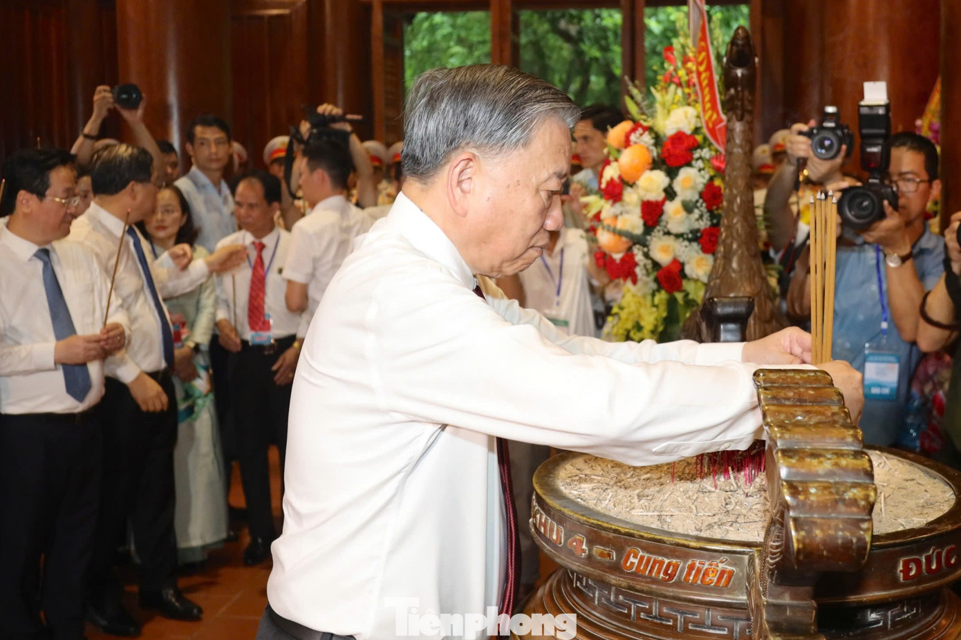 Tổng Bí thư Tô Lâm dâng hương tưởng niệm Chủ tịch Hồ Chí Minh.