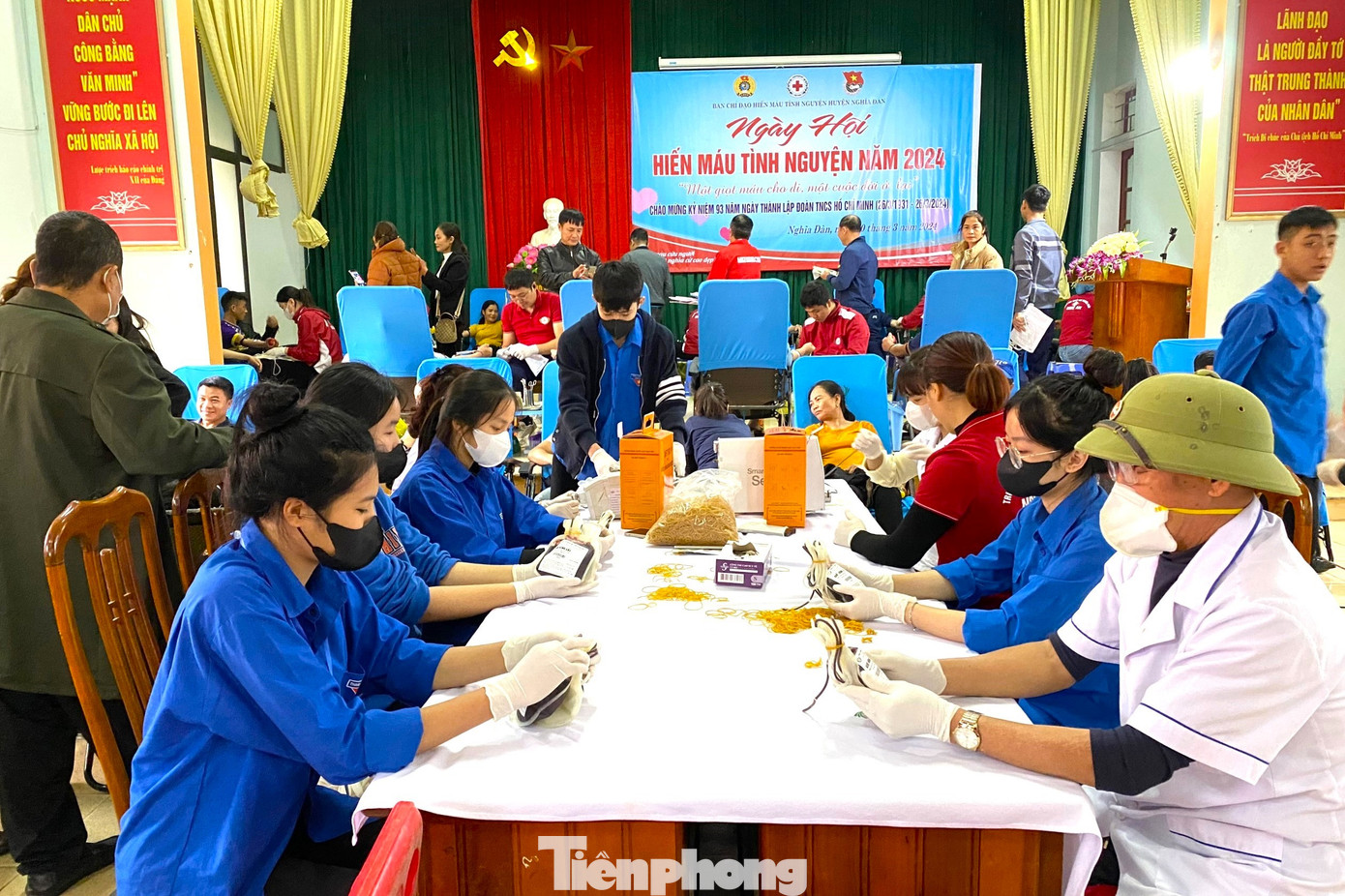 Mặc dù thời tiết mưa rét nhưng từ sáng sớm, hàng nghìn người dân, cán bộ công chức, viên chức, đoàn viên thanh niên đã có mặt để đăng ký tham gia hiến máu với tinh thần phấn khởi, không khí sôi nổi.