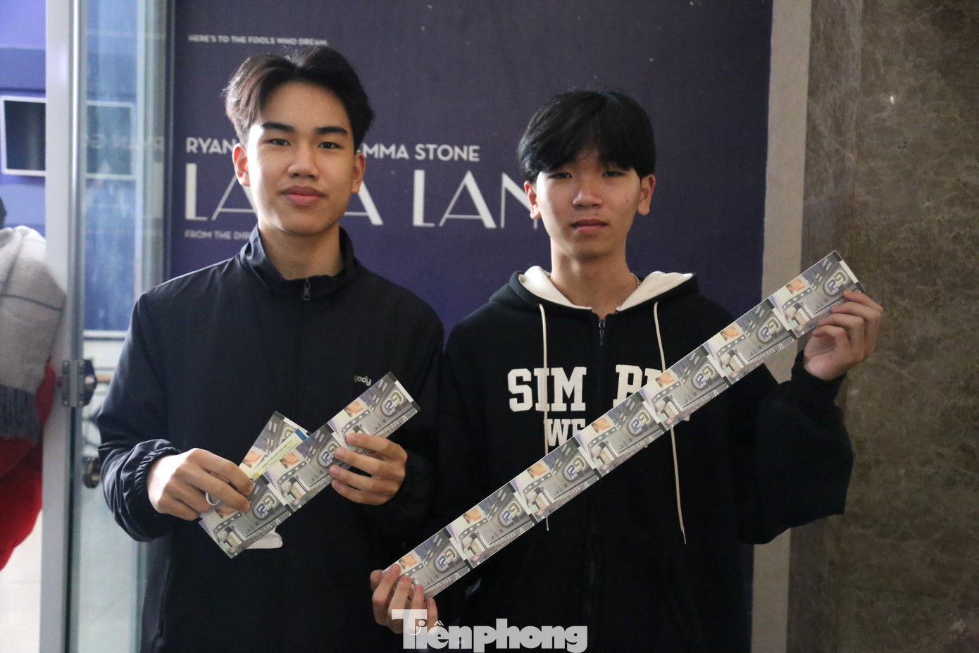 Cầm trên tay vé xem phim "Đào, phở và piano", Nguyễn Đình Phúc (học sinh lớp 11, trường THPT Nguyễn Duy Trinh) cho biết, em và bạn xếp hàng từ 7 giờ sáng để đợi mua vé. “Em rất vui khi mua được vé dù phải xếp hàng hơi lâu”, Phúc bày tỏ.