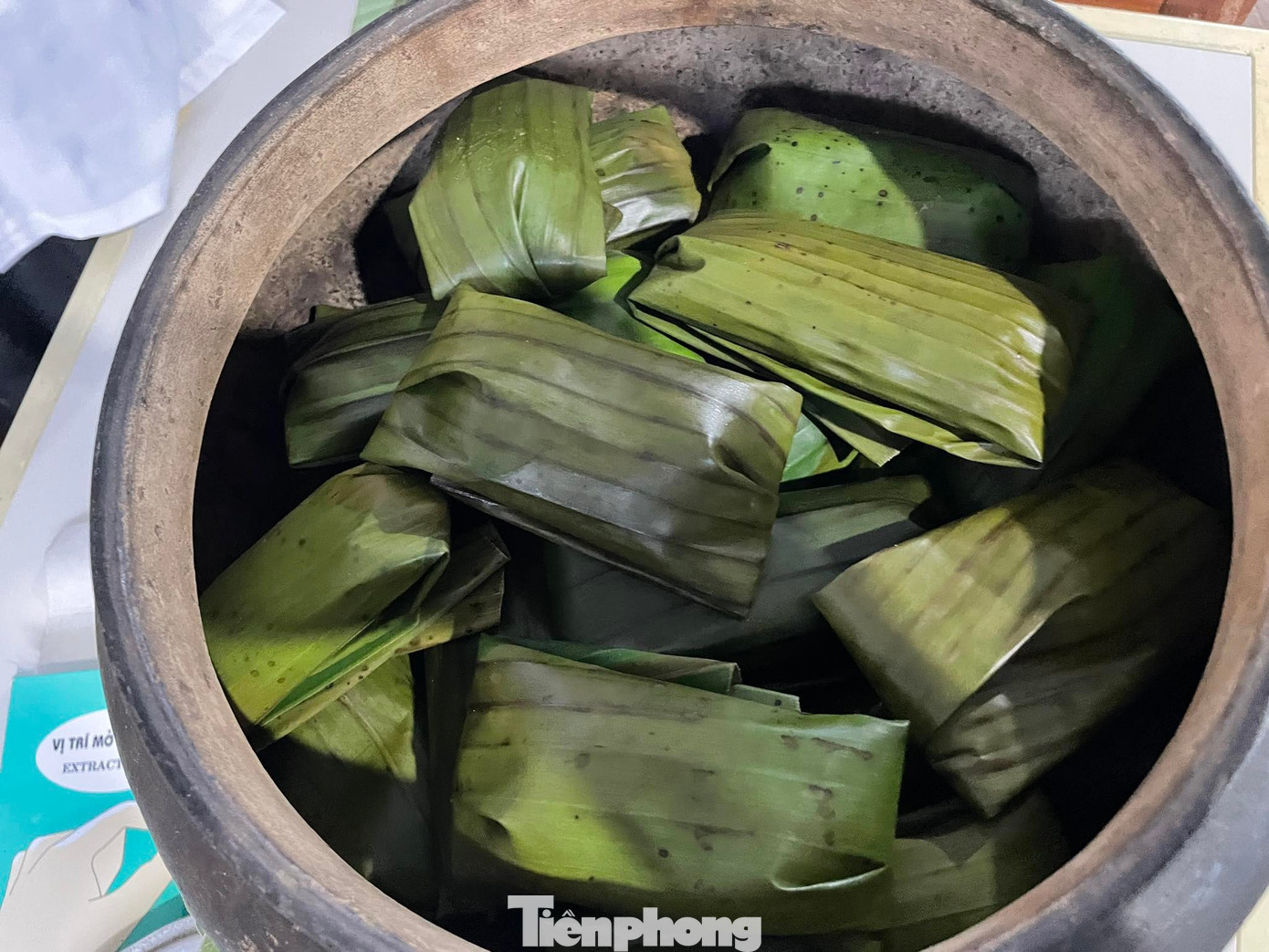 Bánh gói xong được xếp vào lu đất để hong bếp củi trong khoảng 1 tiếng.