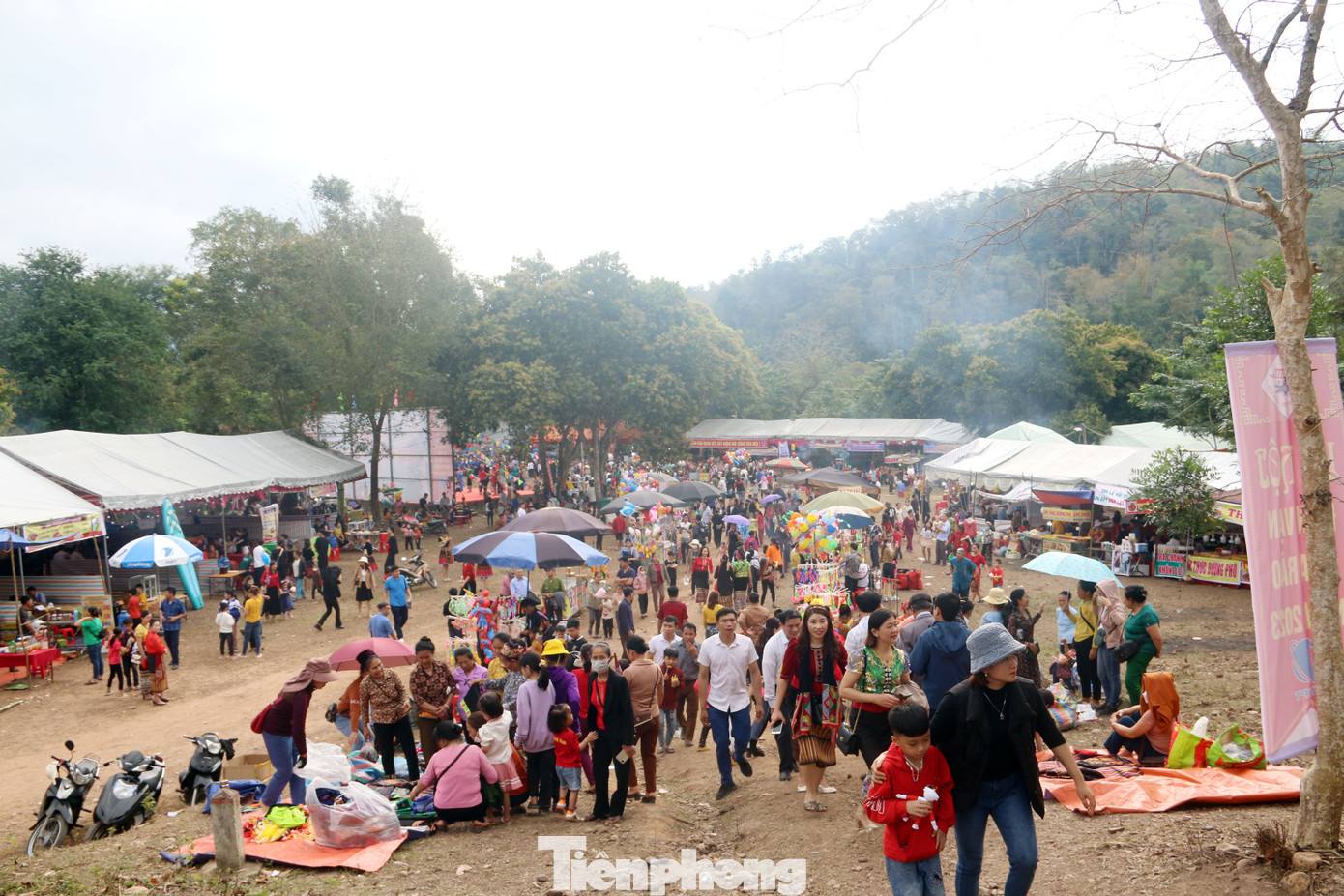 Đền Vạn (xã Xá Lượng, huyện Tương Dương, Nghệ An) nằm ở ngã ba sông Nậm Mộ và Nậm Nơn, là nơi thờ Đốc tướng Đoàn Nhữ Hài có công đánh dẹp giặc Ai Lao giữ yên bờ cõi. Sau 2 năm rút gọn vì dịch COVID-19, lễ hội đền Vạn - Cửa Rào năm 2023 được tổ chức từ ngày 10-12/2 (tức từ 20-22 tháng Giêng) thu hút hàng nghìn người dân và du khách về vui hội.