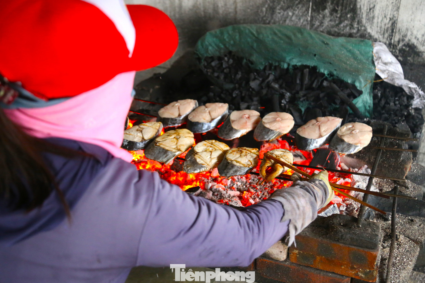 Tay những người thợ thoăn thoắt đảo cá để cá không bị cháy.