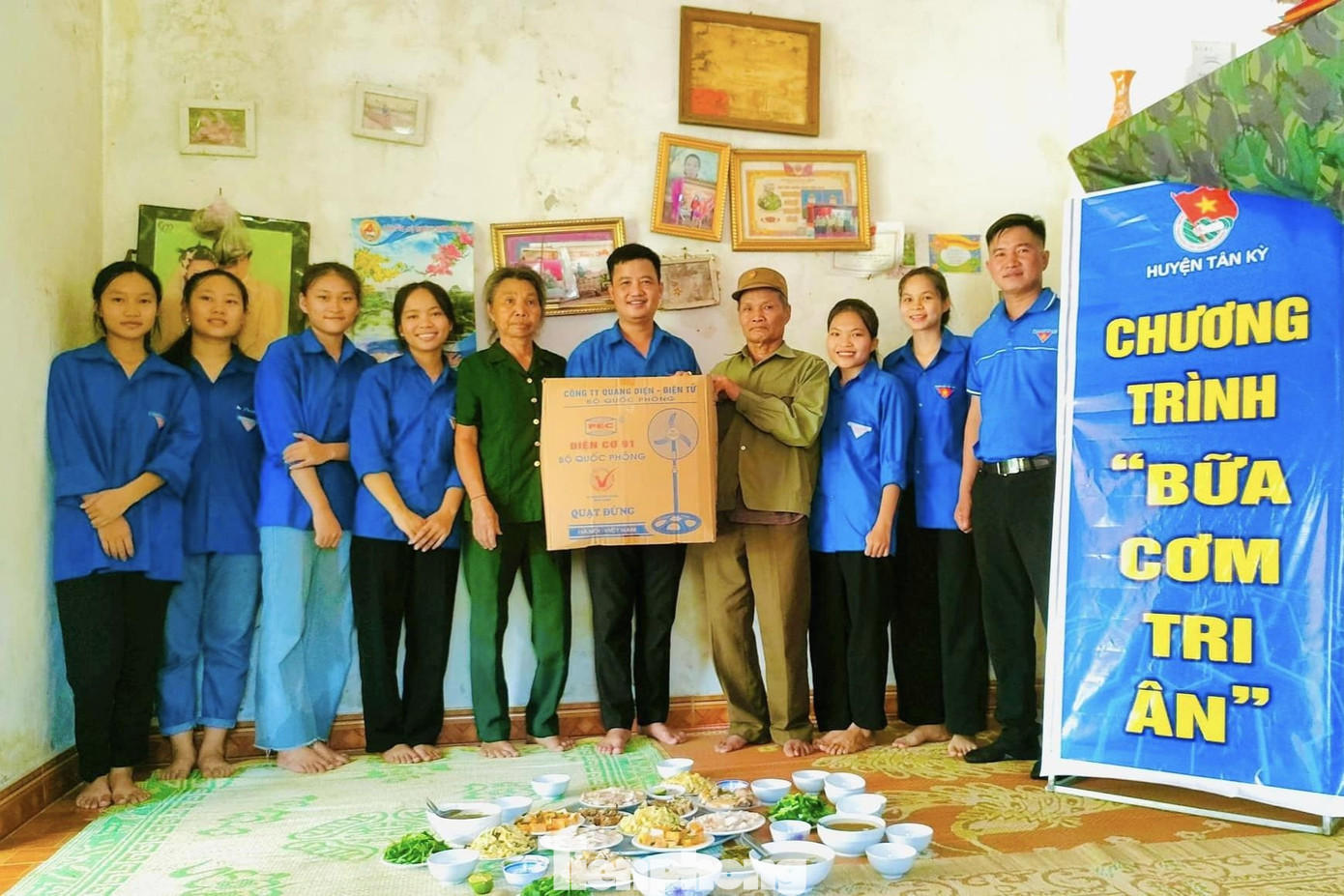 Những bữa cơm đong đầy yêu thương của các bạn trẻ dành tặng các thương, bệnh binh, người có công với cách mạng.