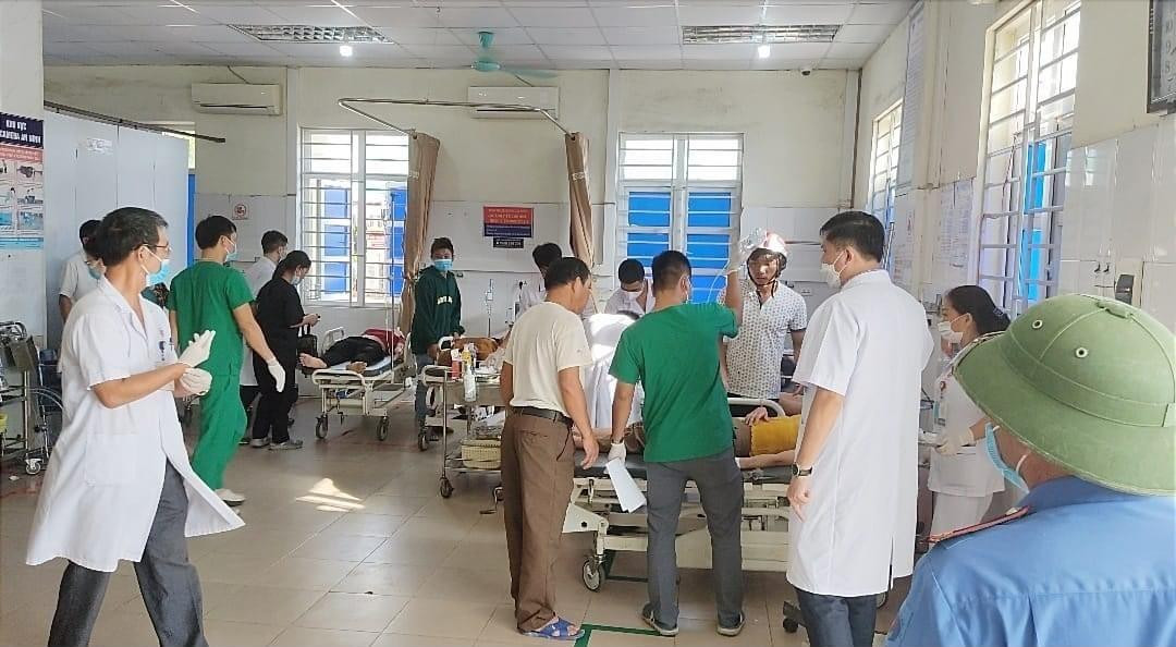 Các bác sĩ cấp cứu các bệnh nhân bị thương sau vụ tai nạn